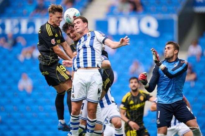 Dani Gómez remata ante Aitor Fraga en Anoeta. (Foto: LALIGA)
