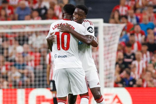 Lukebakio y Agoumé celebran un gol al Athletic (Foto: EFE).