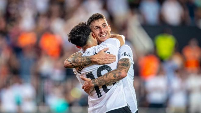 Dani Raba abraza a Diego López (Foto: Valencia CF)