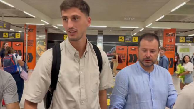 Marash Kumbulla, en el aeropuerto de Palma (Foto: @JUANMISB97).