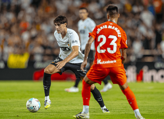Javi Guerra ante la Real (Foto: Valencia CF)