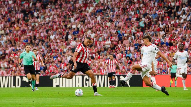 Maroan Sannadi dispara ante el Sevilla FC en San Mamés (Foto: Athletic Club).