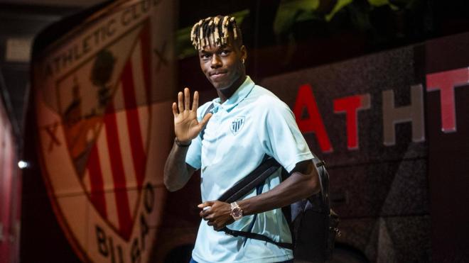 Nico Williams saluda al llegar ante el Sevilla en San Mamés (Foto: Athletic Club).