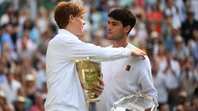 Jannik Sinner y Carlos Alcaraz se abrazan tras la final de Wimbledon 2025 (Foto: CordonPress).