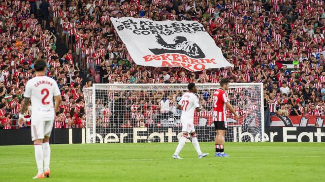 Homenaje a Juan Antonio Virumbrales ante el Sevilla en San Mamés (Foto: Athletic Club).