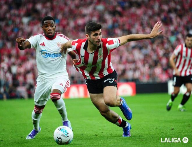 Jesús Areso brega con Idumbo en San Mamés. (Foto: LALIGA)