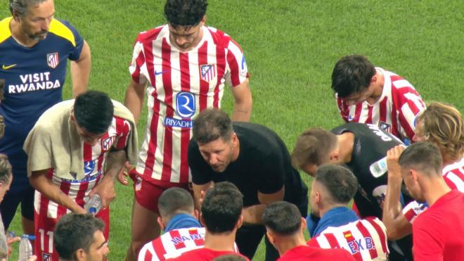 Simeone, en la charla con sus jugadores (Foto: ElDesamrque)
