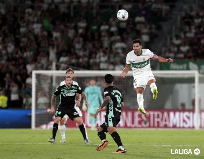 Bigas se eleva en el Elche-Betis (Foto: LALIGA).