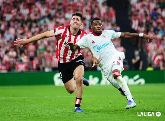 Jesús Areso brega con Idumbo en San Mamés. (Foto: LALIGA)