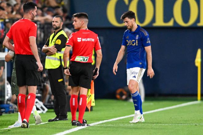 Alberto Reina abandona expulsado el Villarreal-Real Oviedo (FOTO: EFE).