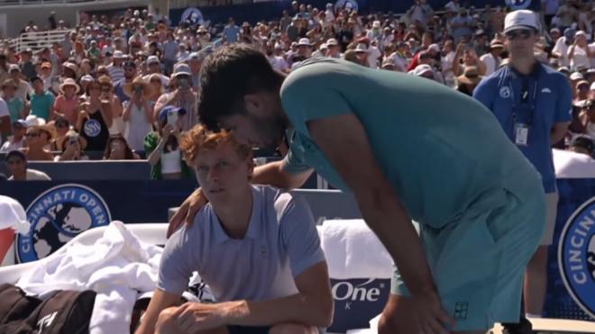 Carlos Alcaraz consuela a Sinner tras caer lesionado en la final de Cincinnati (Movistar+)