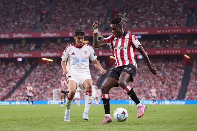 Juanlu, ante Nico Williams en el Athletic-Sevilla (Foto: AFP7 / Europa Press).