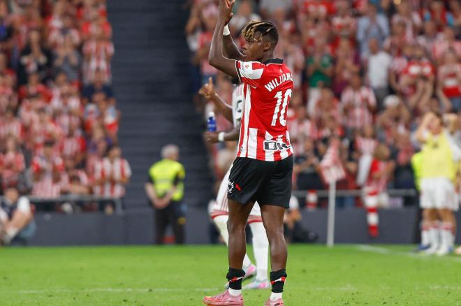 Nico Williams aplaude en un partido del Athletic (FOTO: EFE).