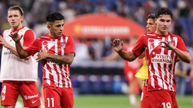 Thiago Almada y Julián Álvarez calentando (Europa Press)