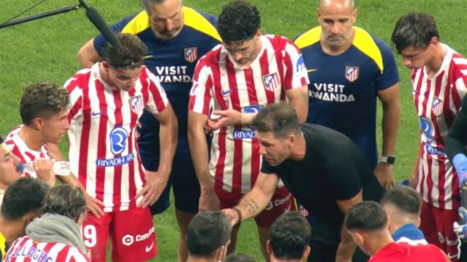 Simeone, con sus jugadores en la pausa de hidratación (Foto: ElDesmarque)