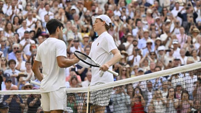 Sinner y Alcaraz se saludan en Wimbledon (Foto: Cordon Press)