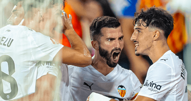 Gayà enloquecido felicita a Diego López (Foto: Valencia CF)
