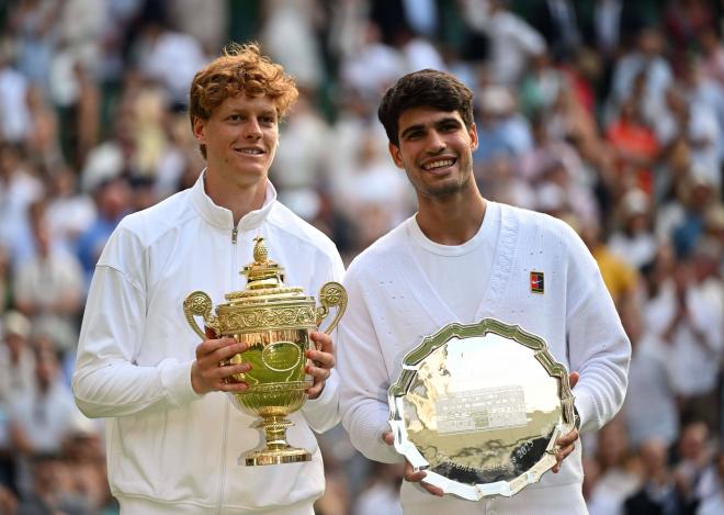 Jannik Sinner y Carlos Alcaraz se abrazan tras la final de Wimbledon 2025 (Foto: CordonPress).