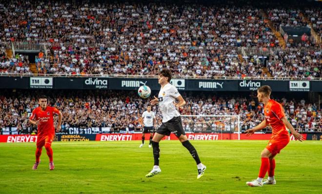 Javi Guerra ante la Real Sociedad (Foto: Valencia CF)