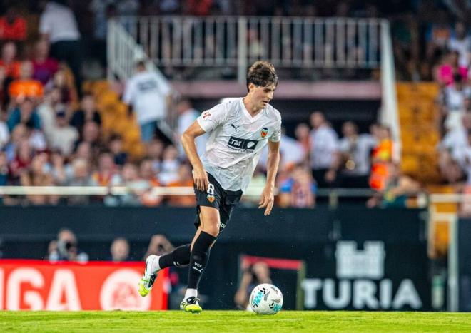 Javi Guerra ante la Real Sociedad (Foto: Valencia CF)