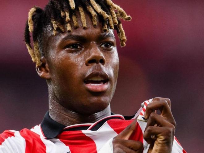 Gesto de Nico Williams con el escudo tras marcar ante el Sevilla FC en San Mamés (Foto: Athletic Club).