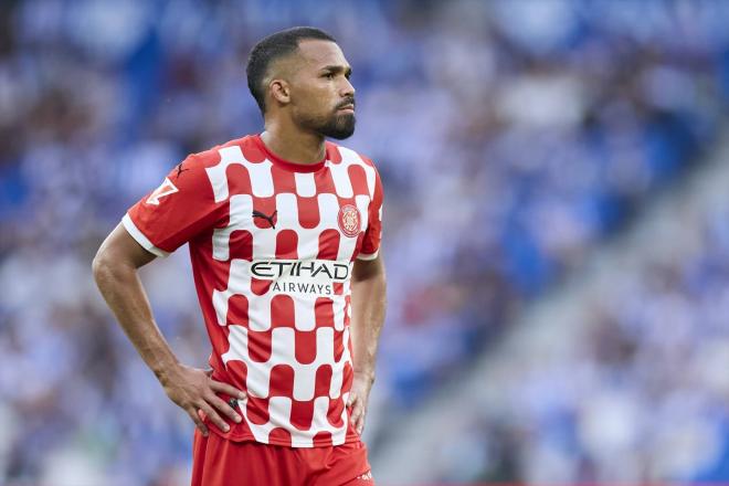 Yangel Herrera, con los brazos en jarra en el Real Sociedad-Girona (Foto: Europa Press).