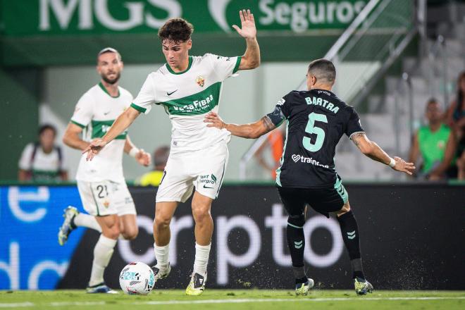 Marc Bartra, ante el Elche (Foto: Cordonpress)