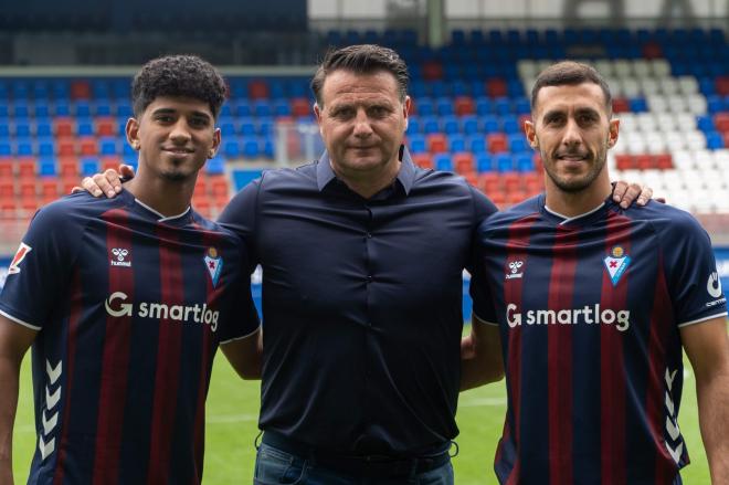 Adu Ares, a la izquierda, durante su presentación con el Eibar (Foto: SD Eibar).