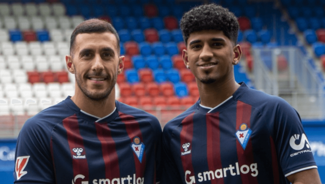 Adu Ares, junto a Álvaro Rodríguez durante su presentación con el Eibar (Foto: SD Eibar).