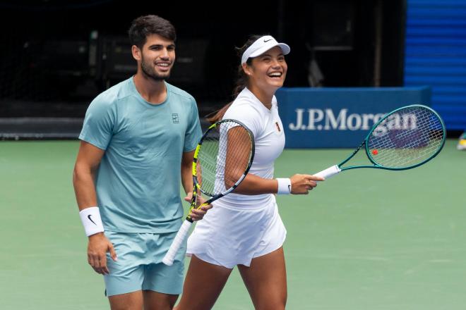 Carlos Alcaraz y Emma Raducanu, en el dobles mixto del US Open (Foto: EFE).