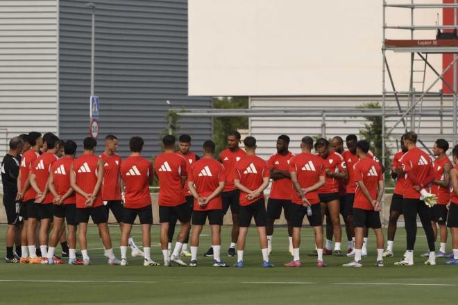 Loïc Badé, entre lágrimas, se despide de sus compañeros del Sevilla FC (Foto: Kiko Hurtado).