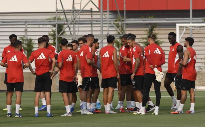 Loïc Badé, entre lágrimas, se despide de sus compañeros del Sevilla FC (Foto: Kiko Hurtado).