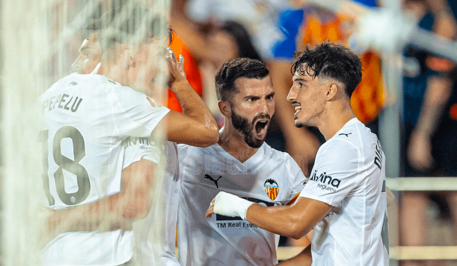Diego López celebra su gol ante la Real Sociedad (Foto: Valencia CF)