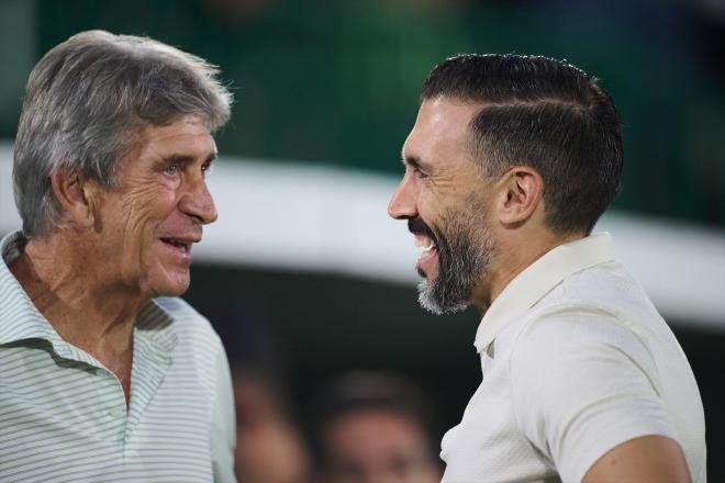 Manuel Pellegrini y Eder Sarabia se saludan antes del Elche-Betis (Foto: Europa Press).