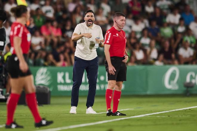 Eder Sarabia da instrucciones durante el Elche-Betis (Foto: Europa Press).