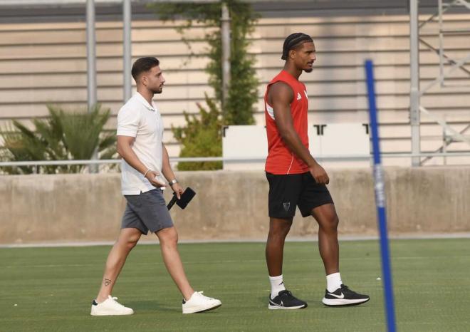 Loïc Badé, en su despedida de sus compañeros (Foto: Kiko Hurtado).