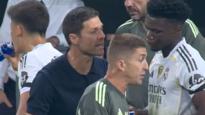 Xabi Alonso habla con Tchouámeni (Foto: DAZN)