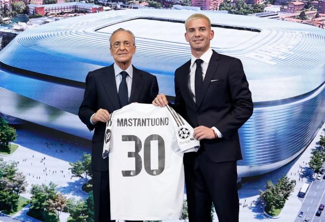 Franco Mastantuono posa con Florentino Pérez y su dorsal 30 (Foto: Real Madrid).