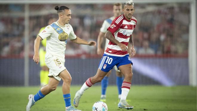 Luismi Cruz, presionado por Stoichkov en el Granada - Deportivo (Foto: CordonPress).