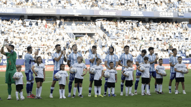 Los jugadores del Málaga saludan al público antes del partido ante el Éibar (Foto: LaLiga).
