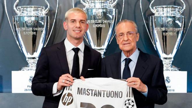 Franco Mastantuono y Florentino Pérez durante su presentación con el Real Madrid (Cordon Press)