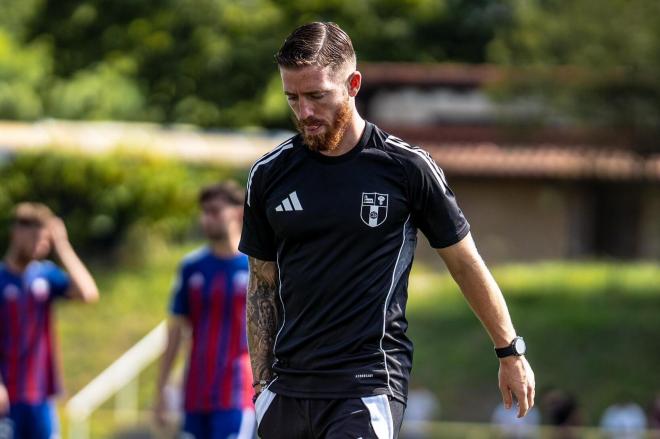 El debut de Iker Muniain como entrenador en el banquillo del CD Derio.
