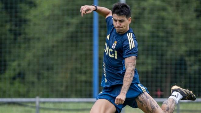 Santi Colombatto, en un entrenamiento en El Requexón (Foto: Real Oviedo)