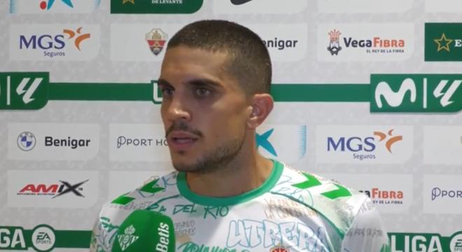 Marc Bartra, ante los medios del club.
