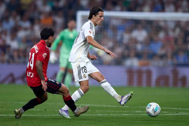 Álvaro Carrera, en una acción con Osasuna (Foto: Cordon Press)
