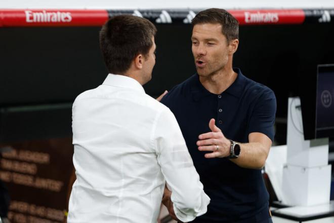 Alessio Lisci saluda a Xabi Alonso. (Foto: EFE)