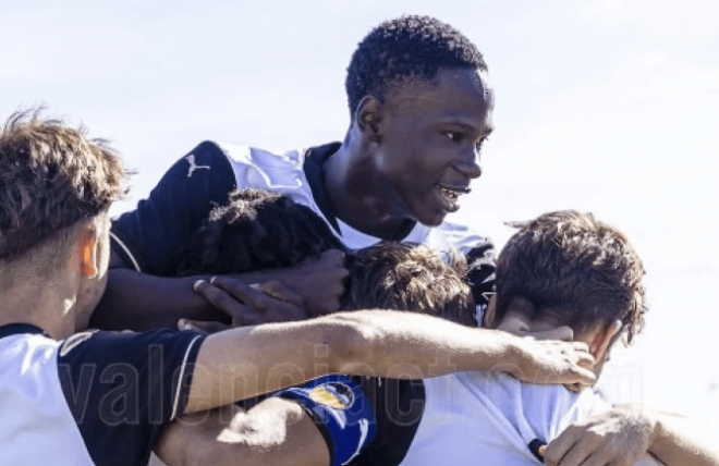 Amadou Konteh celebra un gol con el Valencia CF (Foto: Valencia CF)