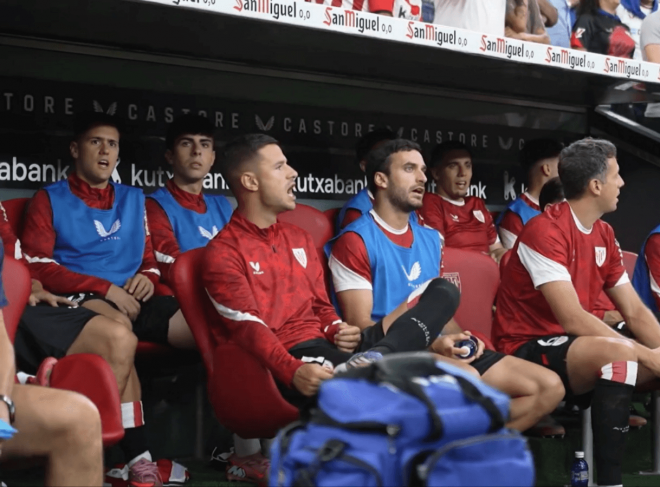 Urko Izeta canta el himno rojiblanco ante el Sevilla. (Foto: Athletic)