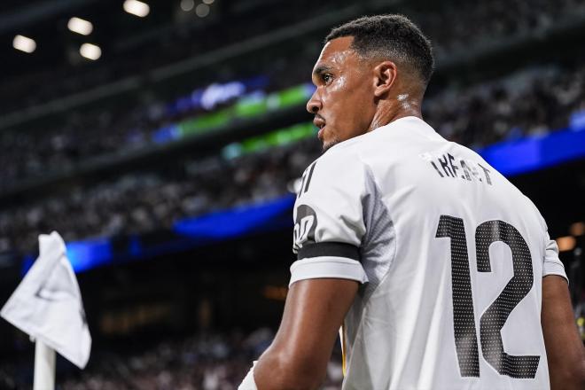 Trent Alexande-Arnold en el Santiago Bernabéu (Foto: Europa Press)