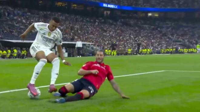 Mbappé y el lance con Juan Cruz (Foto: DAZN)